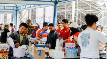 Pelaku UMKM melayani penonton di area Sirkuit Mandalika saat ajang MotoGP. (themandalikagp.com)