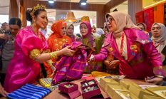 Selvi Gibran Beli Tenun Lombok Utara di Pameran Dekranas Makassar