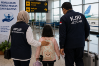 Petugas mendampingi anak saat proses pemulangan melalui bandara. (ilustrasi)