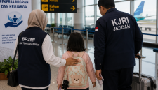 Petugas mendampingi anak saat proses pemulangan melalui bandara. (ilustrasi)