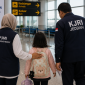 Petugas mendampingi anak saat proses pemulangan melalui bandara. (ilustrasi)
