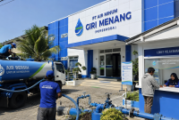 Kantor PT Air Minum Giri Menang dengan aktivitas pelayanan pelanggan dan jaringan distribusi air bersih. (ilustrasi)