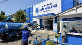 Kantor PT Air Minum Giri Menang dengan aktivitas pelayanan pelanggan dan jaringan distribusi air bersih. (ilustrasi)