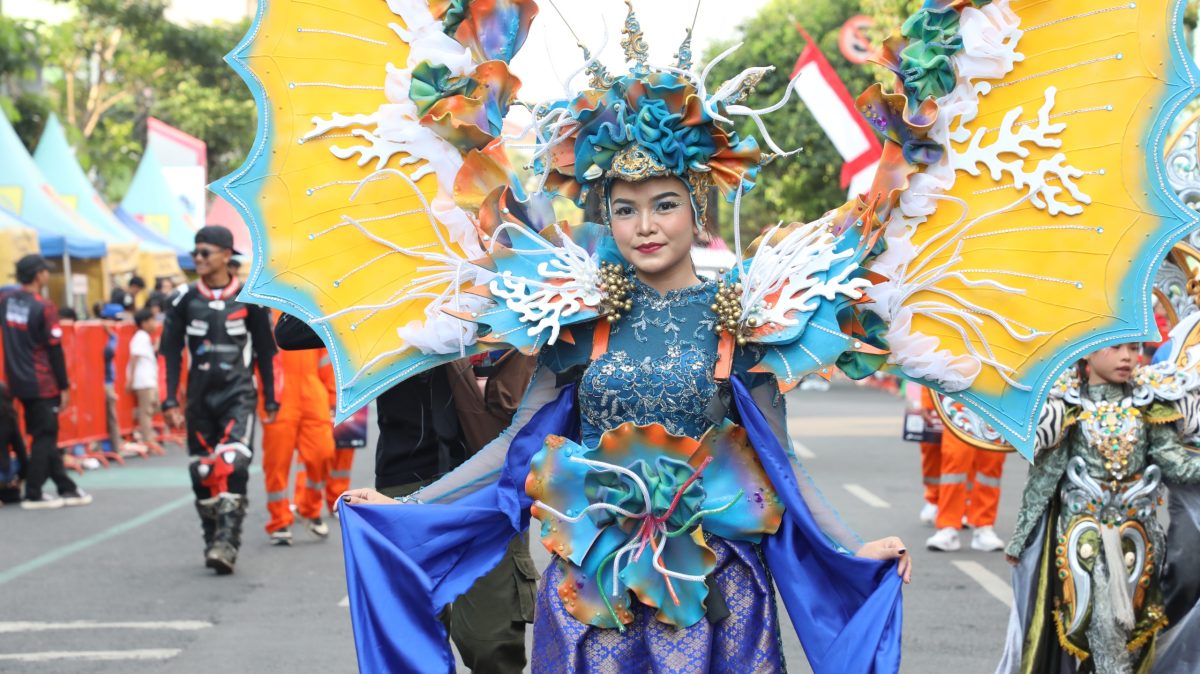 Penampilan kontingen Lombok Tengah di Jember Fashion Carnaval 2026.