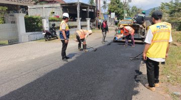 Baru Dibentuk, TRC Infrastruktur NTB Langsung Aspal Jalan Kuripan-Kediri