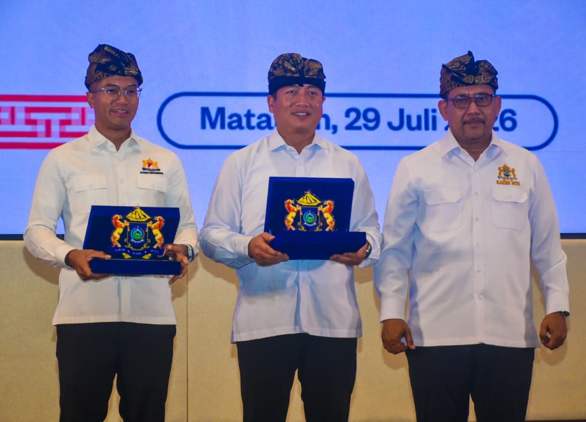 Ketua Umum KADIN Indonesia Anindya Novyan Bakrie bersama Gubernur NTB Lalu Muhamad Iqbal.