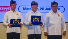 Ketua Umum KADIN Indonesia Anindya Novyan Bakrie bersama Gubernur NTB Lalu Muhamad Iqbal.