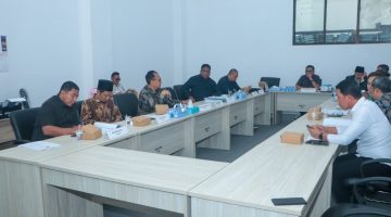 Rapat Pemprov NTB dan Komisi I DPRD NTB membahas pencegahan pinjaman online ilegal dan judi online