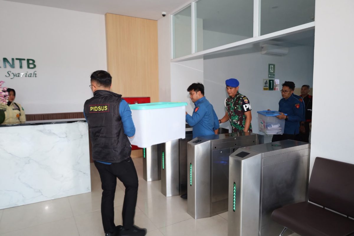 Boks berisikan dokumen yang diangkut jaksa penyidik Kejati NTB dari gedung Bank NTB Syariah.