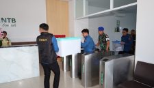 Boks berisikan dokumen yang diangkut jaksa penyidik Kejati NTB dari gedung Bank NTB Syariah.