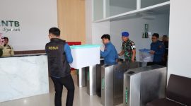 Boks berisikan dokumen yang diangkut jaksa penyidik Kejati NTB dari gedung Bank NTB Syariah.