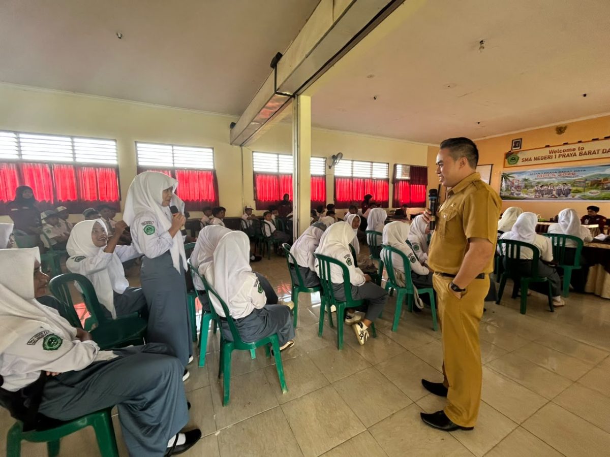 Sosialisasi bahaya judol dari Diskominfotik Lombok Tengah kepada pelajar.