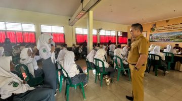 Sosialisasi bahaya judol dari Diskominfotik Lombok Tengah kepada pelajar.