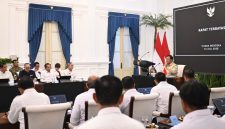 Presiden Prabowo Subianto menggelar rapat terbatas bersama sejumlah menteri Kabinet Merah Putih di Istana Merdeka Jakarta, pada Rabu, 15 Juli 2026. Foto: BPMI Setpres/Cahyo