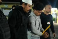 Polisi menggiring pria terduga pelaku pembunuhan mahasiswi Unram menuju ruang Jatanras Polresta Mataram