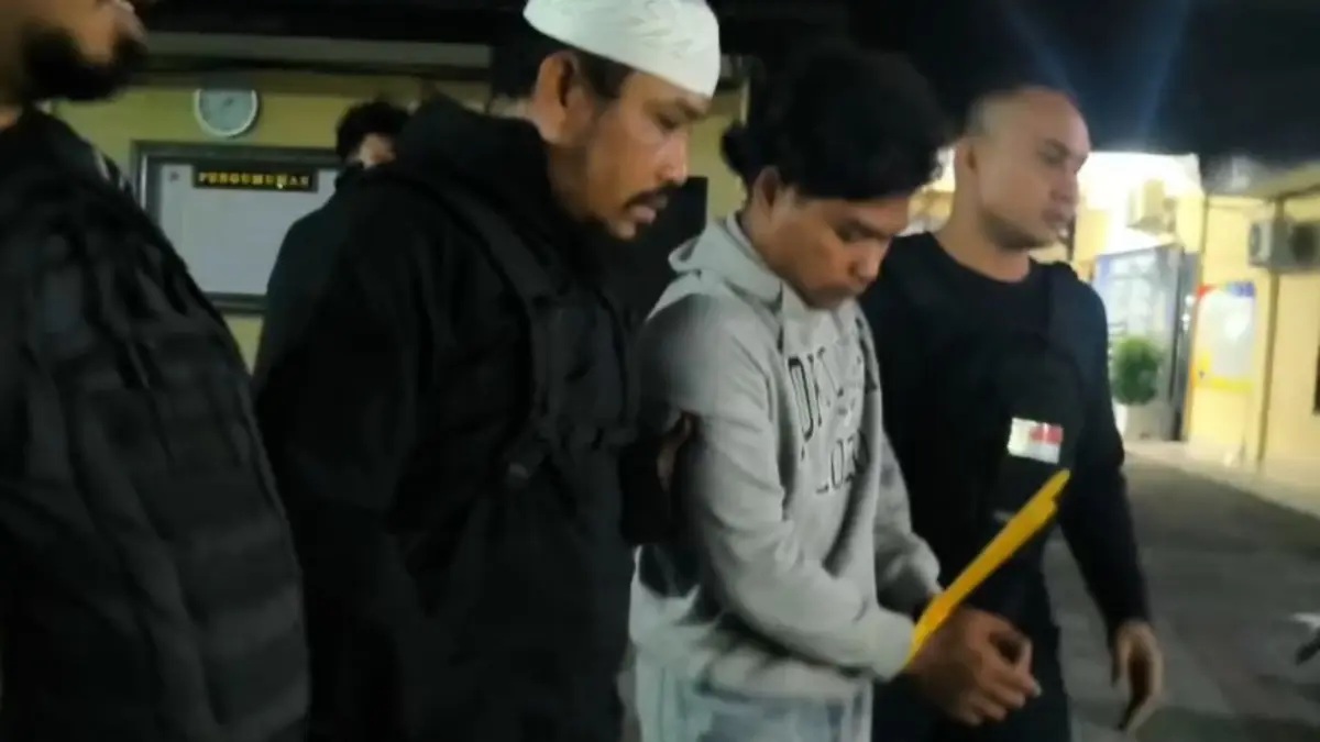 Polisi menggiring pria terduga pelaku pembunuhan mahasiswi Unram menuju ruang Jatanras Polresta Mataram