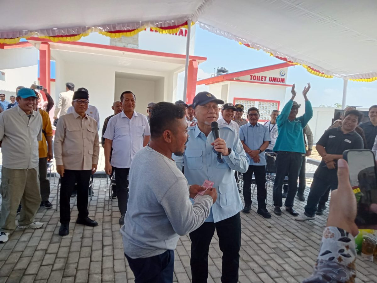 Menko Zulhas berdialog dengan nelayan di Lombok Tengah.