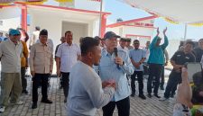 Menko Zulhas berdialog dengan nelayan di Lombok Tengah.