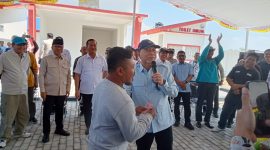 Menko Zulhas berdialog dengan nelayan di Lombok Tengah.