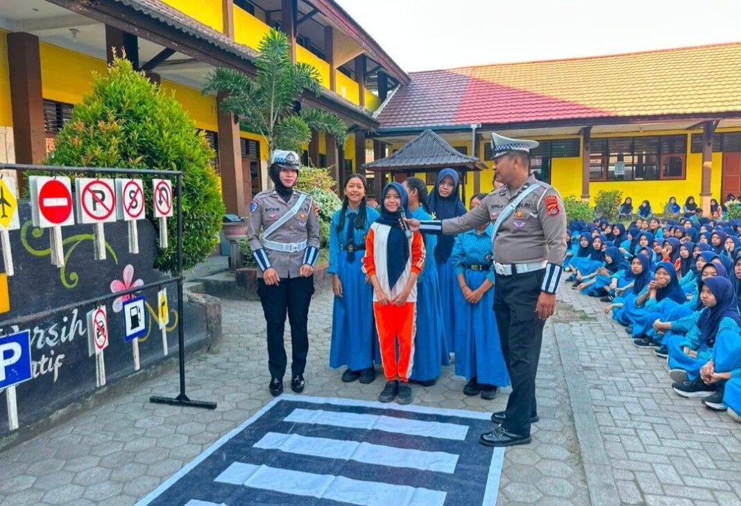 Ditlantas Polda NTB melakukan sosialisasi tertib berlalulintas