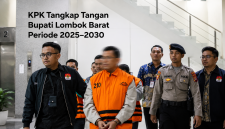 Bupati LAZ saat ditahan KPK.