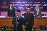 Sekda Abul Chair melantik pejabat fungsional Pemprov NTB.
