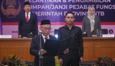 Sekda Abul Chair melantik pejabat fungsional Pemprov NTB.