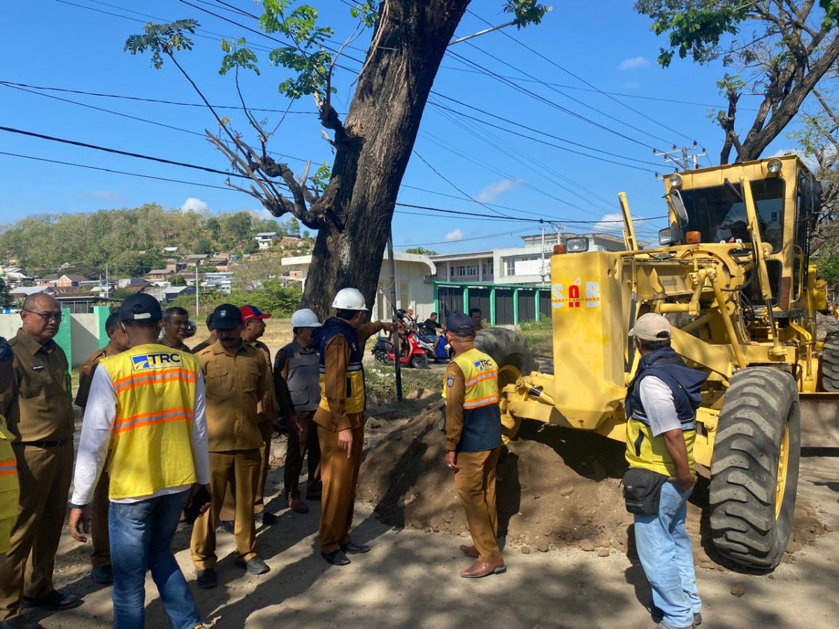 Perbaikan jalan menuju RSUD Sering di Sumbawa.