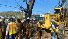Perbaikan jalan menuju RSUD Sering di Sumbawa.