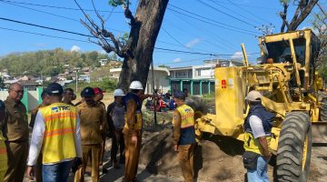 Perbaikan jalan menuju RSUD Sering di Sumbawa.