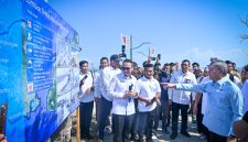 Menko Zulhas saat meninjau Koperasi Nelayan Merah Putih di Teluk Ekas, Lombok Timur.