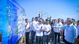 Menko Zulhas saat meninjau Koperasi Nelayan Merah Putih di Teluk Ekas, Lombok Timur.