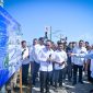 Menko Zulhas saat meninjau Koperasi Nelayan Merah Putih di Teluk Ekas, Lombok Timur.