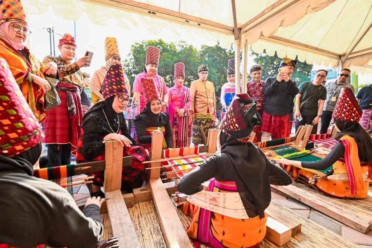 Ketua Dekranasda Provinsi NTB Sinta M. Iqbal  menghadiri Mulud Adat Bayan 2026.