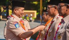 Gubernur NTB Lalu Muhamad Iqbal memberikan lencana penghargaan pramuka.