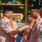 Gubernur NTB Lalu Muhamad Iqbal memberikan lencana penghargaan pramuka.