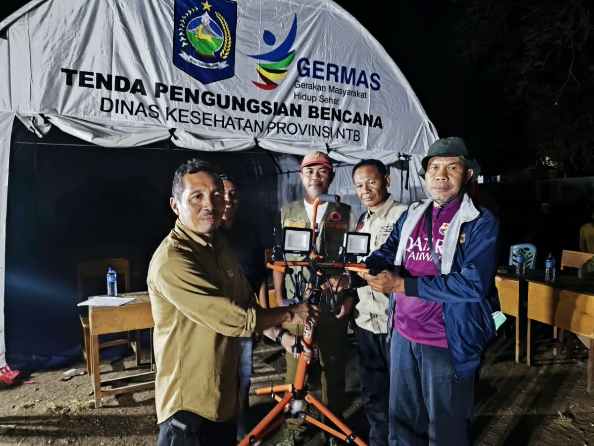 Relawan NTB meninggalkan NTT, usai 2 pekan memberikan pertolongan darurat.