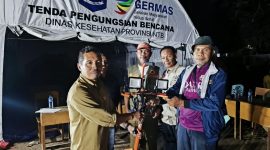 Relawan NTB meninggalkan NTT, usai 2 pekan memberikan pertolongan darurat.