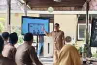 Kepala Museum NTB Ahmad Nuralam menjelaskan mengenai Museum Sade.