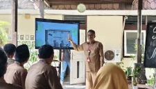 Kepala Museum NTB Ahmad Nuralam menjelaskan mengenai Museum Sade.