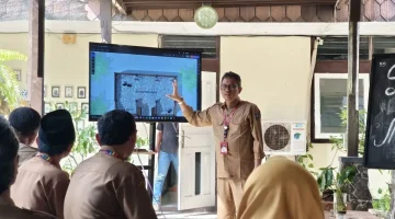 Kepala Museum NTB Ahmad Nuralam menjelaskan mengenai Museum Sade.