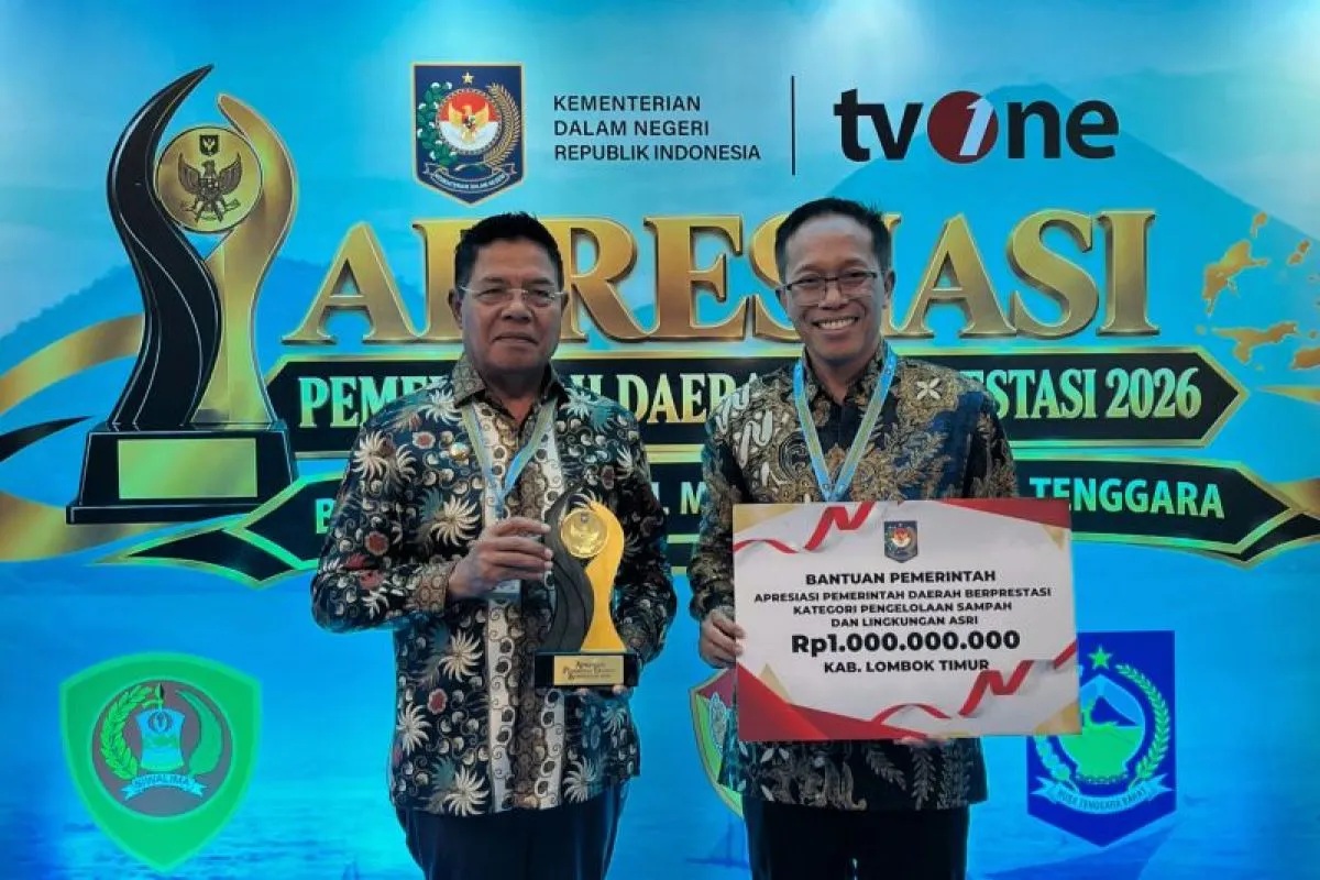 Bupati Lombok Timur Haerul Warisin bersama Sekda Lombok Timur M Juaini Taofik.