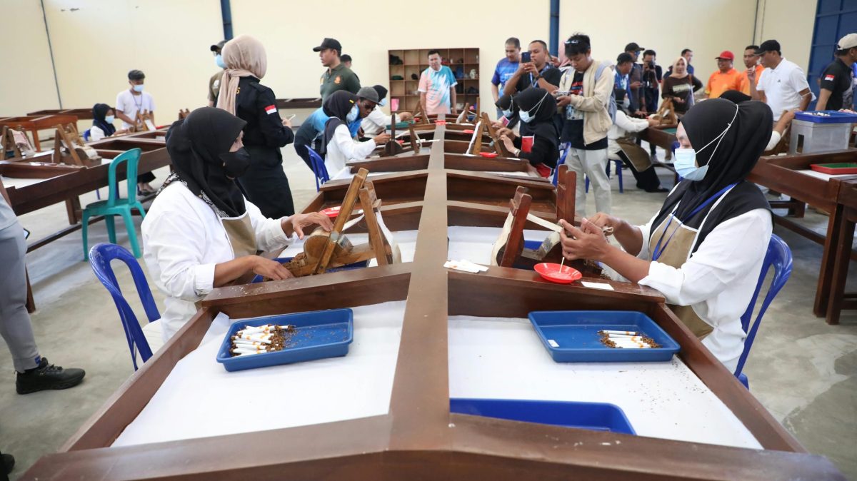 Pekerja di SIHT Barabali, Lombok Tengah.