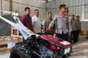 Kapolres Lombok Timur mengecek Alsintan bantuan kepada petani.