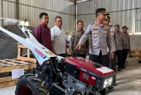 Kapolres Lombok Timur mengecek Alsintan bantuan kepada petani.