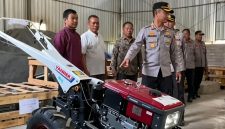 Kapolres Lombok Timur mengecek Alsintan bantuan kepada petani.