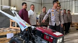 Kapolres Lombok Timur mengecek Alsintan bantuan kepada petani.
