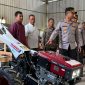 Kapolres Lombok Timur mengecek Alsintan bantuan kepada petani.