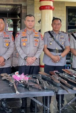 Warga Serahkan 12 Senpi Rakitan ke Polres Bima, Lima Pistol dan Tujuh Laras Panjang