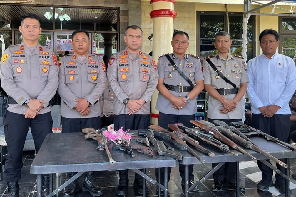 Senpi rakitan milik warga yang diserahkan ke Polres Bima.